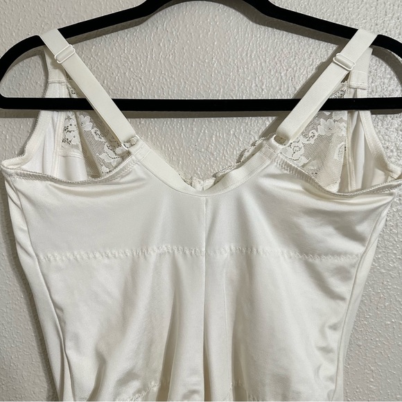 MAIDENFORM Ultra-Firm Body Shaper With Built-In Underwire Bra - Picture 6 of 11